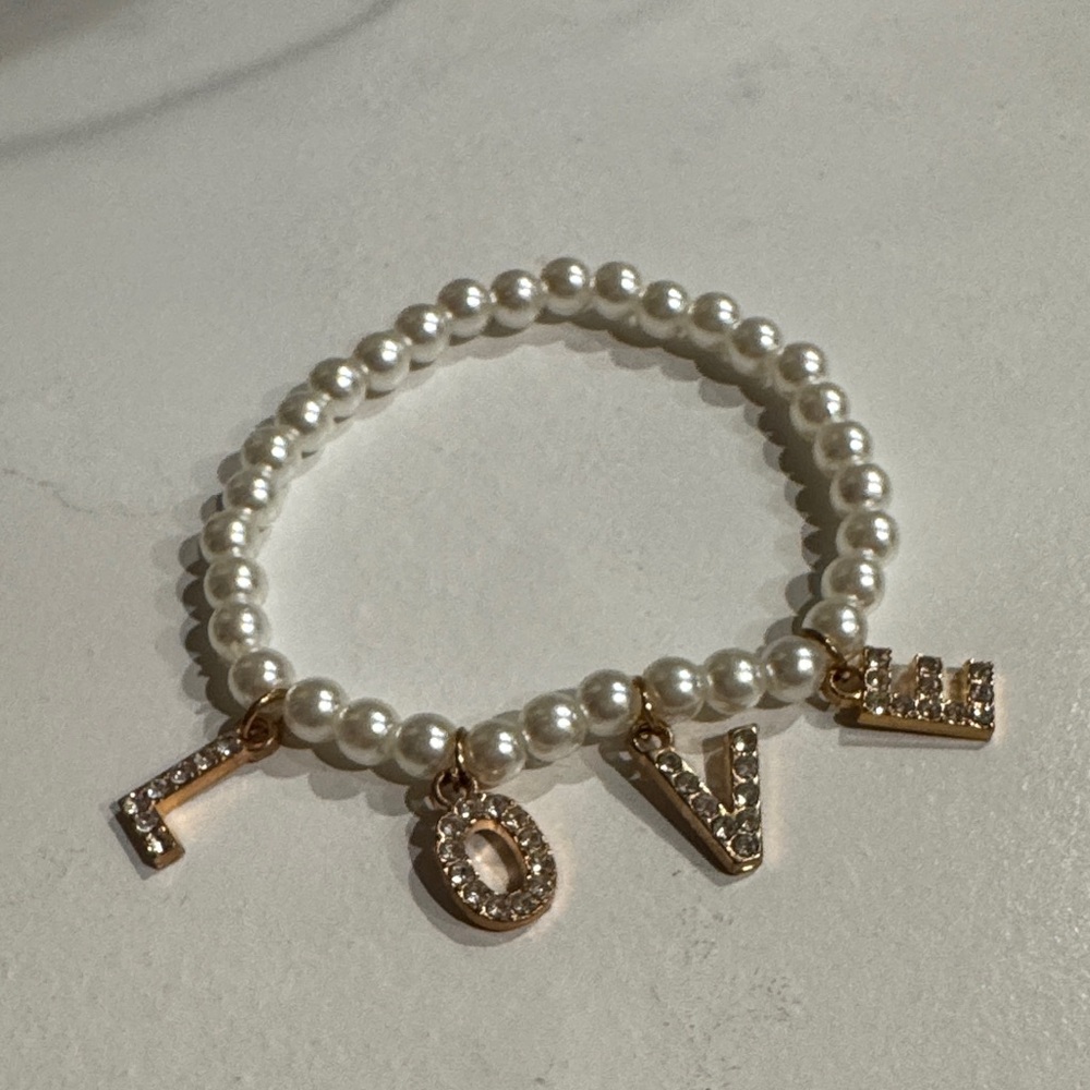 Elegant Faux Pearl Bracelet with Gold Accents